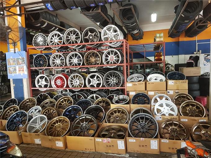 Used Aftermarket Sports Rims - Comfortable Waiting Room Relax Waiting