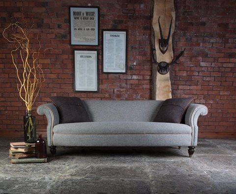 With Elegant - Style Chesterfield Sofa With