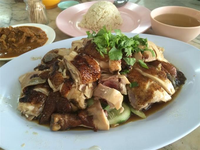 Located In The Centre - Chicken Rice Shop