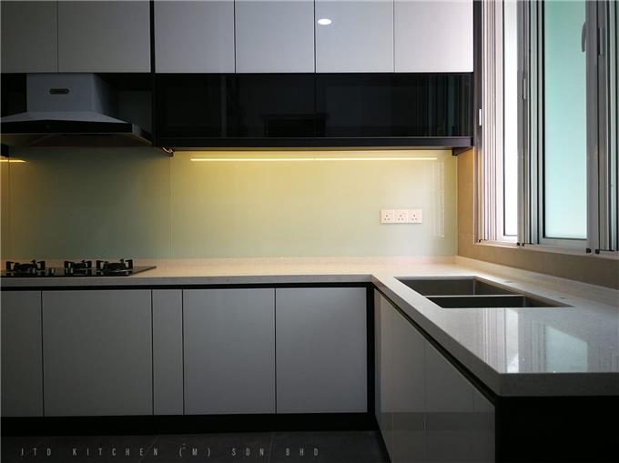 Click The Button - 4g Glass Door Kitchen Cabinet